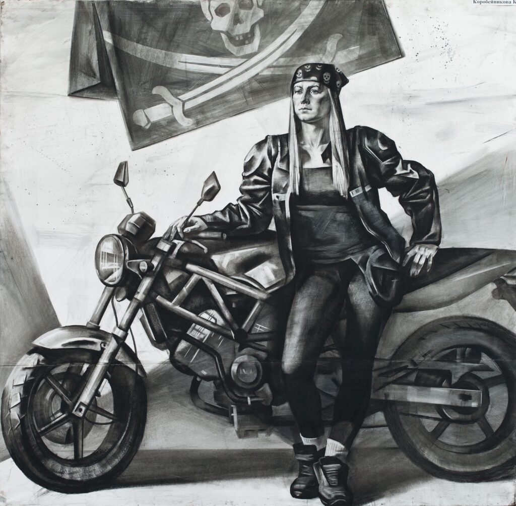 ragazza in giacca di pelle davanti a moto naked